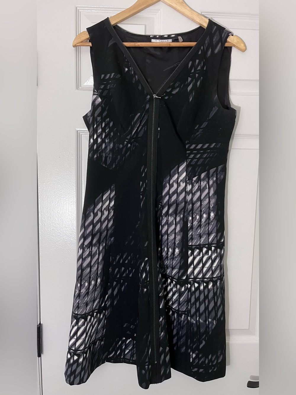 Tahari Women’s Sleeveless Black Patterned Zip-Front cocktail Dress